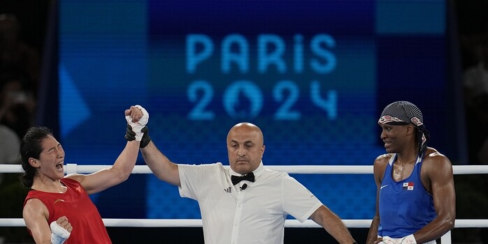 世界杯小组赛抽签揭晓，各组形势激烈，比利时、西班牙、法国等强队争夺晋级，姆巴佩与哈兰德有望对决，阿根廷实力强劲，晋级概率极高。